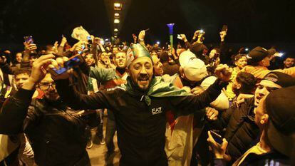 Ciudadanos argelinos celebran la dimisión del presidente Buteflika en Argel, el pasado 2 de abril. 