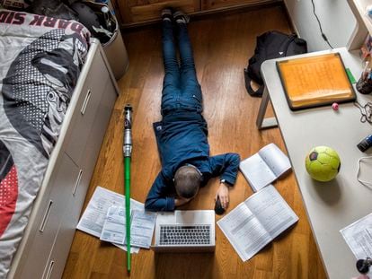 Un alumno de primaria estudiando en casa durante el confinamiento.