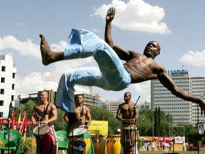 Actuación de un grupo de baile brasileño en la inauguración del III Mundialito de la Inmigración y la Solidaridad.