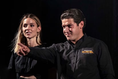 El gobernador electo Samuel García y su esposa, Mariana Rodríguez, festejan su triunfo electoral, en junio.