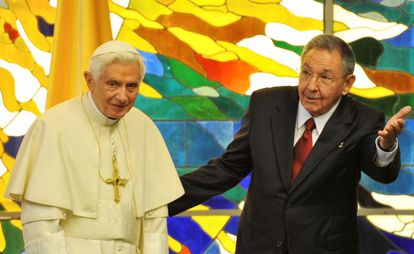 El papa Benedicto XVI y el presidente cubano, Raúl Castro ayer.
