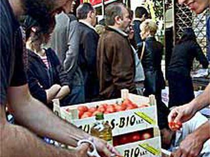 Miembros de grupos antiglobalización preparan pan con tomate ante un McDonald's en Gràcia.