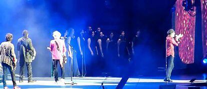 Coro de la Joven Orquesta de la Comunidad, acompa&ntilde;ando a los Stones en su concierto en el Bernab&eacute;u. 