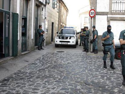 Guardias civiles desplegados este viernes en el casco histórico de Santiago