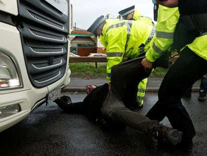 Agentes de policía detienen a un camionero en el puerto de Dover, este miércoles.