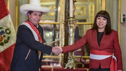 Pedro Castillo saludaba a la nueva primera ministra de Perú, Mirtha Vasquez, en la ceremonia de investidura, el pasado día 6, en Lima.