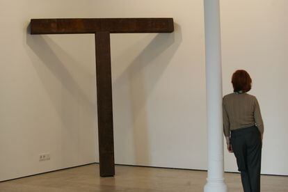 Escultura 'T-corner prop', de Richard Serra en la exposición de la galería Carreras Múgica de Bilbao, en 2007.