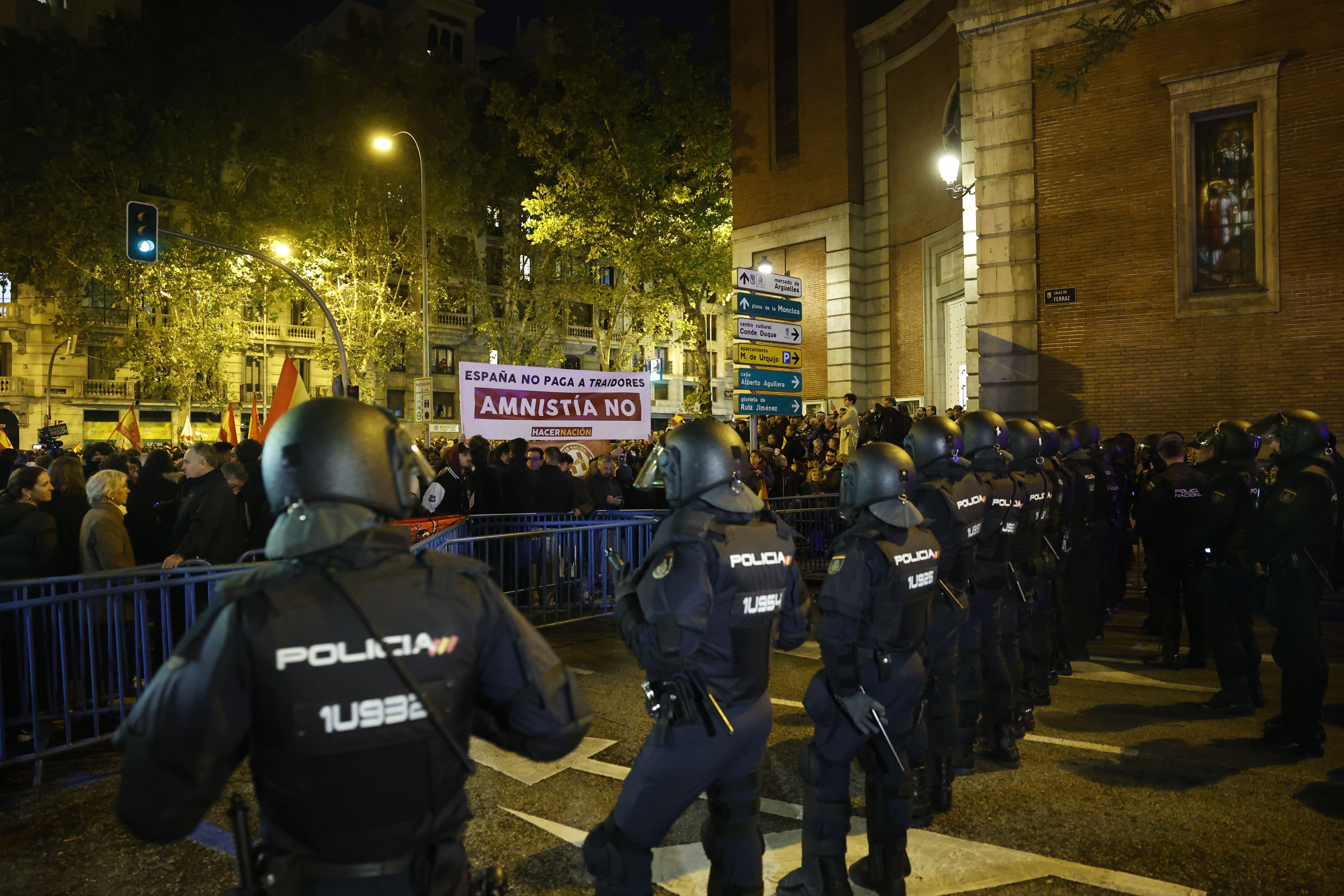 Manifestación contra la amnistía este martes, cerca de la sede del PSOE en Ferraz.