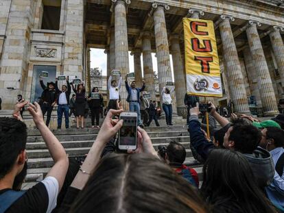 Senadores de oposición apoyan las protestas contra al Gobierno en la entrada del Congreso. 