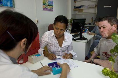 Una mujer de República Dominicana solicita la tarjeta sanitaria en el Centro de Atención Primaria de Drassanes (Barcelona).
