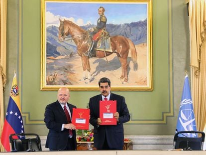 Karim Khan y Nicolás Maduro firman un acuerdo de colaboración en Caracas, este miércoles.