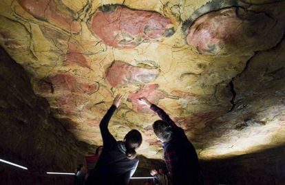 Unos turistas observan las pinturas rupestres en la réplica de las Cuevas de Altamira, situada en la localidad cántabra de Santillana del Mar. 