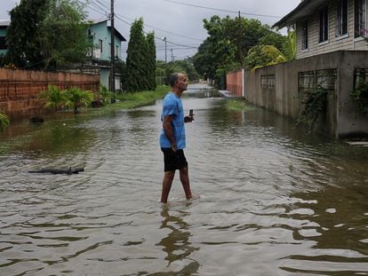 Un residente de Tela, Honduras, camina por una calle inundada por las lluvias del huracán Eta este martes.