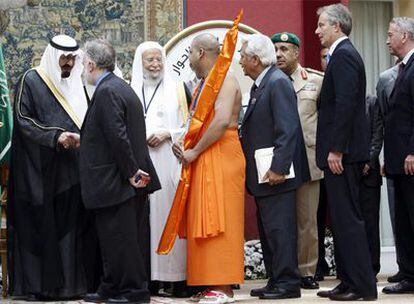 El rey Abdalá (izquierda) saluda a los asistentes a la Conferencia Internacional. Toni Blair (segundo por la derecha) aguarda en la fila.