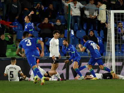 Los jugadores del Getafe celebran el gol de Borja Mayoral en el partido contra el Valencia, este lunes.