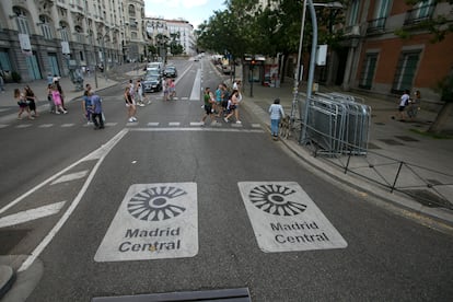 Acceso a Madrid Central desde la plaza de Las Cortes.