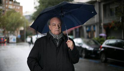 Enrique Vila-Matas, bajo la lluvia, en Barcelona.