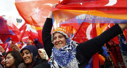 Partidàries de l'AKP al míting de tancament de campanya a Ankara.