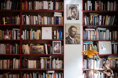 Detalle de la biblioteca de Elvira Lindo con sendos retratos de los escritores rusos Boris Pasternak y Anton Chéjov obra del pintor Carlos García-Alix. 