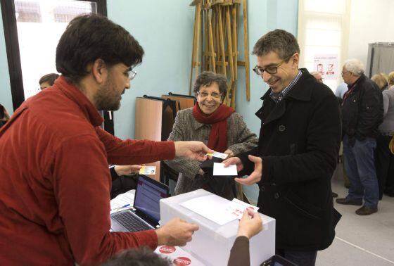 El candidato a las primarias del PSC Jordi Martí (d) acompañado de su madre (c) en el centro civico Casa Groga.