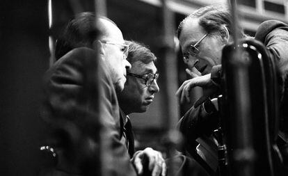 De izquierda a derecha, Carrillo, Solé Tura y Sartorius, en 1982.