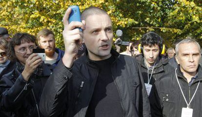 El líder opositor ruso Sergei Udaltsov (centro), frente a uno de los colegios electorales habilitados para elegir el Comité de Coordinación de la oposición.