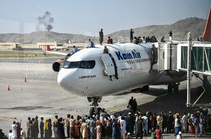 Decenas de personas tratan de salir de Kabul en avión el pasado 16 de agosto