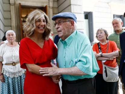 Yolanda Díaz y Víctor Díaz-Cardiel, veterano militante del PCE, que asistió este jueves como invitado al Congreso de los Diputados.