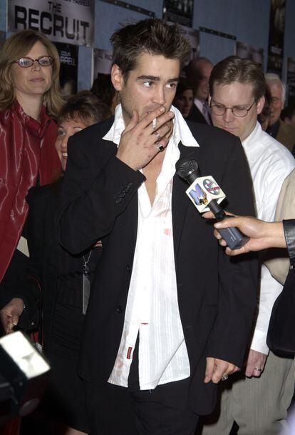 Colin Farrell fumando en el estreno de 'La prueba' en Hollywood en 203. 