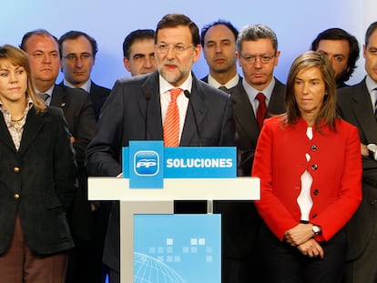 El entonces presidente del PP, Mariano Rajoy, rodeado por miembros del comité ejecutivo nacional del partido, comparece en rueda de prensa en 2009 tras estallar el 'caso Gürtel'.