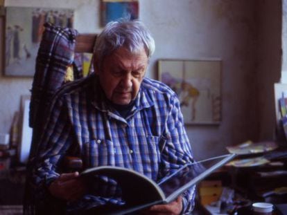 Saul Leiter en su apartamento de Nueva York, en una imagen del documental 'In No Great Hurry'.