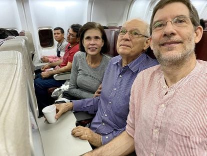 Los hermanos Cristina y Pedro Joaquín Chamorro, junto al gerente de La Prensa de Nicaragua, Juan Lorenzo Holman, en el vuelo del 9 de febrero.