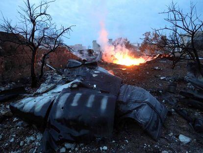 El avi&oacute;n ruso abatido este s&aacute;bado en el noroeste de Siria tras caer al suelo.