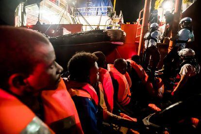Los rescatados son conducidos al barco 'Aquarius', el 9 de junio de 2018.