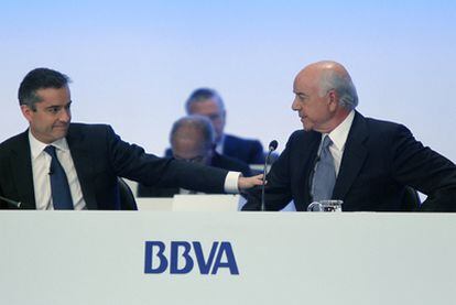 El consejero delegado del BBVA, Ángel Cano (izquierda), felicita al presidente, Francisco González, en la junta celebrada ayer en Bilbao.