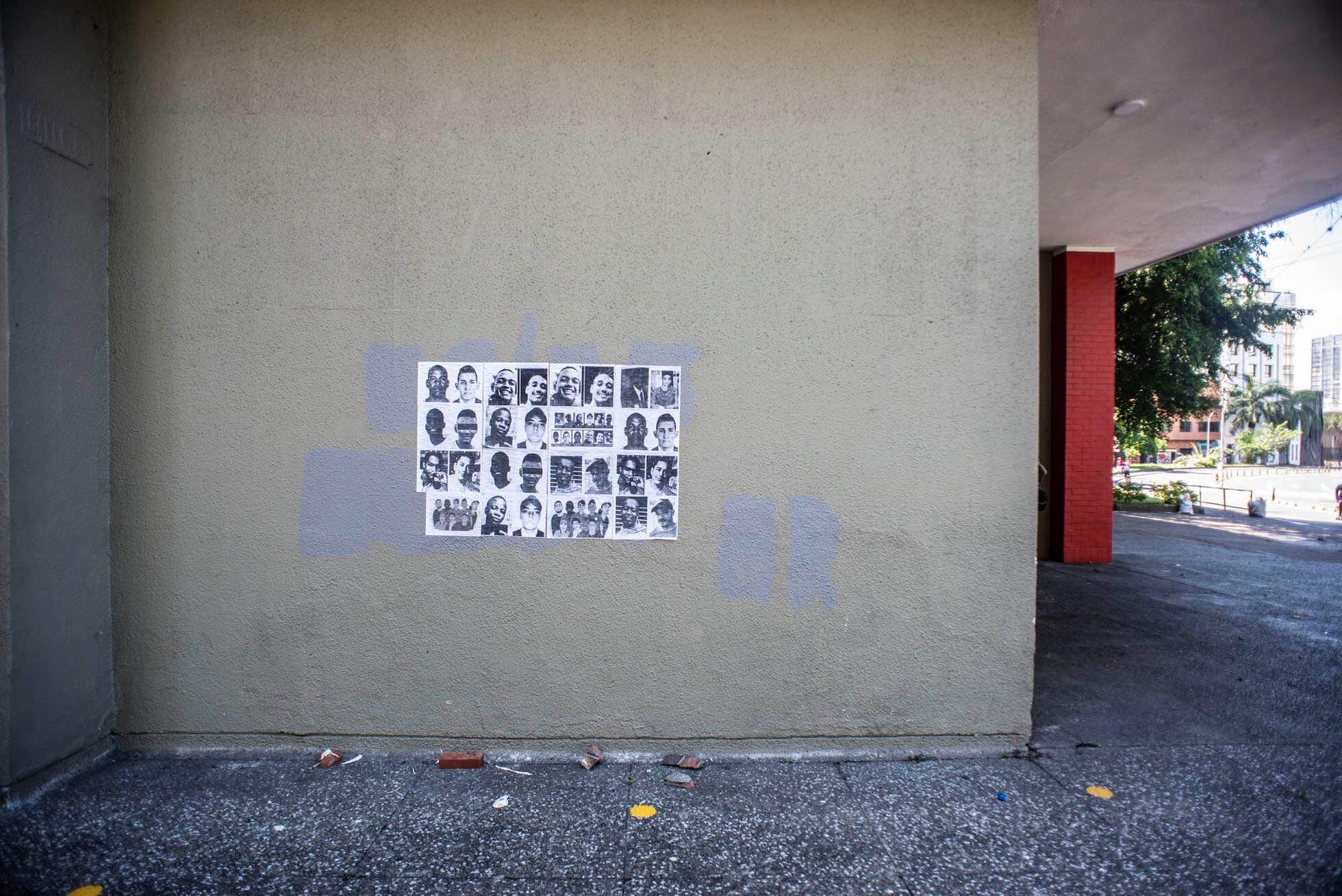 Retratos en las calles de Cali de los jóvenes muertos y desaparecidos durante las protestas.
