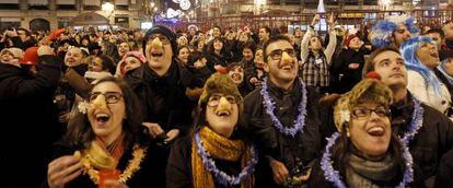 Centenares de personas se toman las uvas en el primer ensayo de las campanadas de Nochevieja.