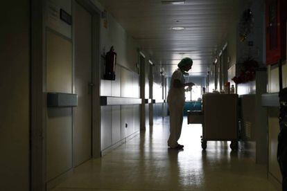 Una trabajadora sanitaria en un hospital de Madrid.
