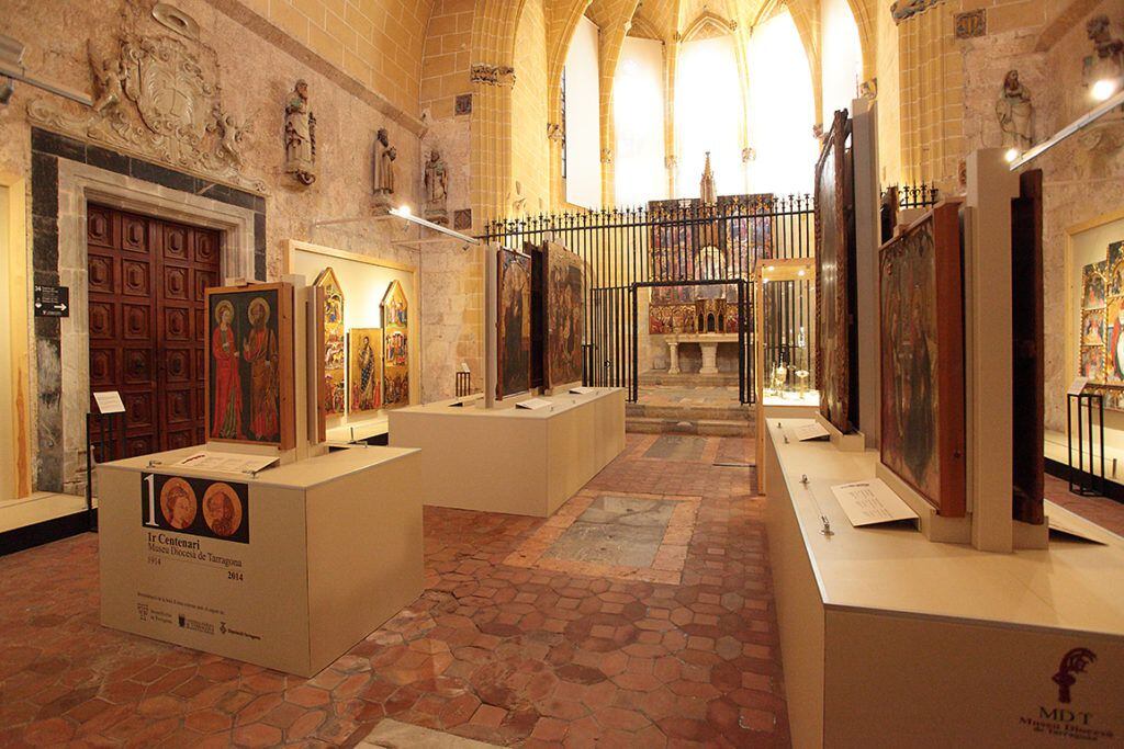 La capilla del Corpus Christi de la catedral de Tarragona donde entró Erik el Belga. Enfrente la reja de metal que reventó y a la izquierda la segunda puerta que forzó para poder seguir robando.