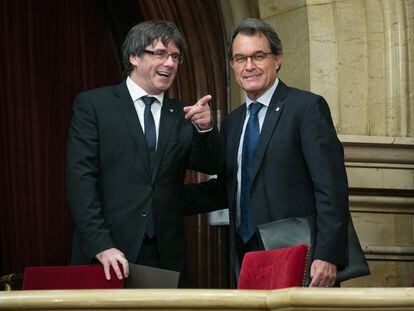 Los expresidentes de la Generalitat Carles Puigdemont y Artur Mas, en octubre de 2017.