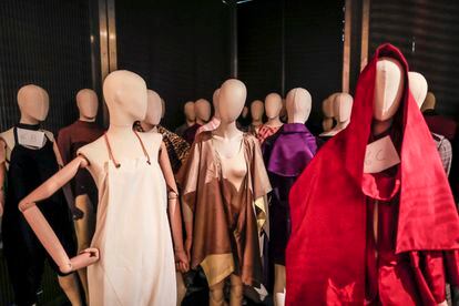 Maniquís con creaciones de Alvarado. Se exponen unos 120 'outfits' completos que recorren de manera cronológica los 40 años de carrera del modista.