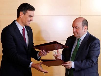 Pedro Sánchez y Andoni Ortuzar, este lunes en el Congreso.
 