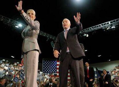 John McCain y su esposa, Cindy, saludan a sus seguidores durante un mitin en Tampa (Florida).