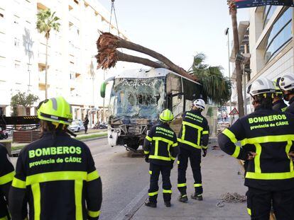 Estado del autobús después del atropello mortal en Cádiz.