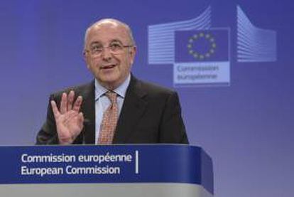 El comisario europeo de Competencia, el español Joaquín Almunia, da una rueda de prensa en Bruselas (Bélgica) hoy, miércoles 19 de junio de 2013.