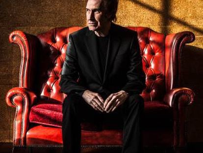 Ray Davies posa en un sill&oacute;n rojo.