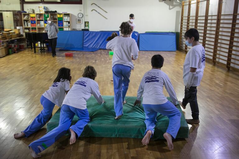Actividades en el gimnasio de la Escola del Mar de Barcelona, este lunes.