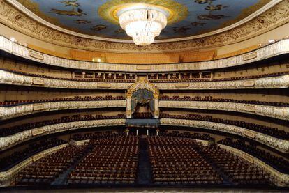 Teatro Mariinsky (San Petersburgo, Rusia). Este teatro ha desempeñado un papel primordial en los ballets rusos desde su construcción en 1859, y sigue siendo una de las instituciones culturales más queridas y respetadas de Rusia. Su edificio verde y blanco, muy bien situado en la plaza del Teatro, es una visita obligada para los amantes de la danza. Se inauguró en 1860, y por él han pasado algunos de los grandes músicos, bailarines y cantantes del mundo. El Mariinsky II fue inaugurado en el 2013 tras más de una década en construcción, disputas legales, escándalos y rumores. Es una pieza principal para la compañía de ballet y ópera más famosa de San Petersburgo y uno de los auditorios más avanzados del mundo tecnológicamente, con una vista y una acústica magníficas desde sus 2.000 butacas. El exterior no resulta muy interesante, pero el interior es espléndido. 