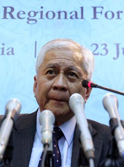 El secretario de Asuntos Exteriores filipino, Alberto Del Rosario, durante una rueda de prensa en Bali, Indonesia.