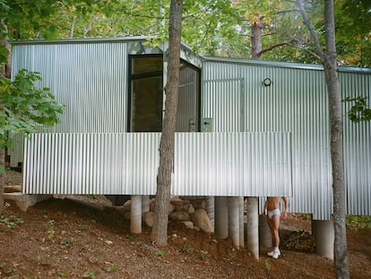 Vistas de la fachada (con inquilino) del proyecto de Common Accounts 'Don't Let Me Be Lonely'.